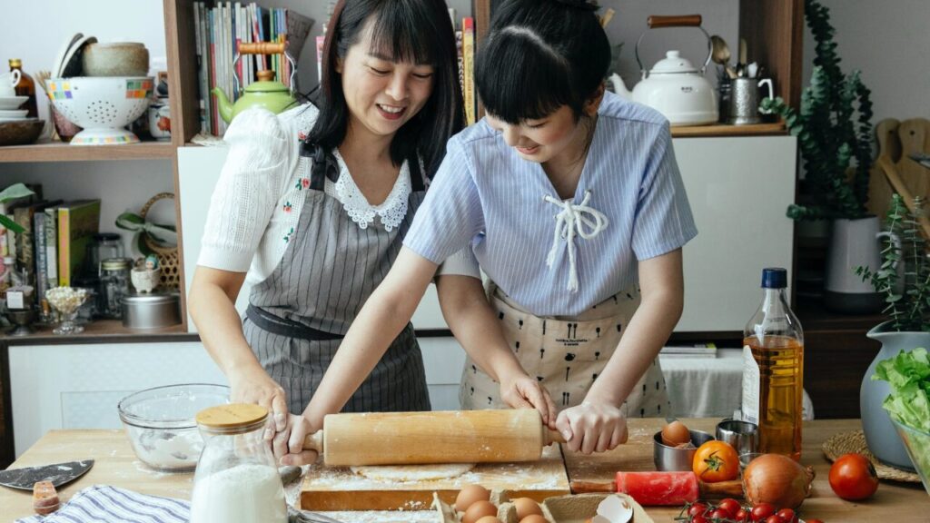 asian women cooking together in kitchen | Refined cooking oil: 4 decease risk your health