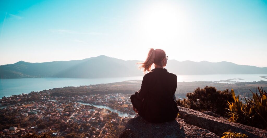 In the poem "Soledad," Spanish writer Julia Orozco offers a delicate and profound look at one of the universal themes of literature: the experience of solitude. However, far from being reduced to isolation or pain, Orozco transforms this experience into a luminous revelation, where human fragility is reconciled with the eternal.